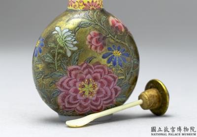 图片[2]-Glass-body painted enamel snuff bottle with flowers on a golden background, Qing dynasty, Qianlong reign (1736-1795)-China Archive